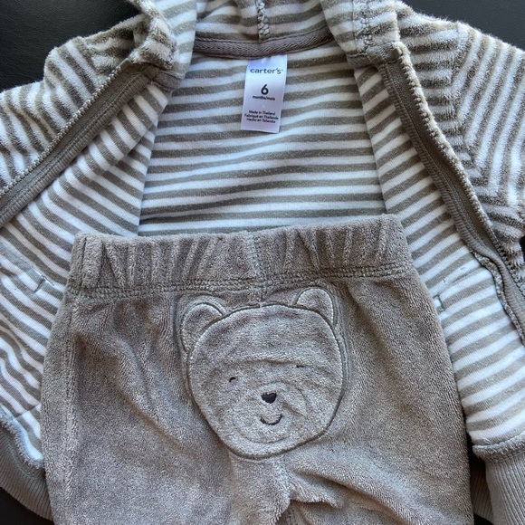 Gender Neutral Carter’s hoodie and pant set - Picture 4 of 5